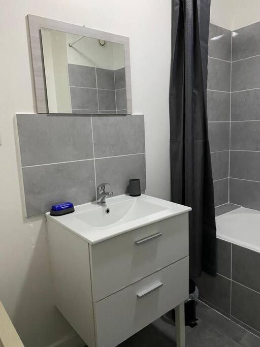 Joli Studio Avec Parking Prive, Bien Situe Мулен Экстерьер фото